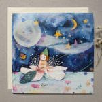 Voščilnica z deklico, ki sedi v cvetu pod spečo luno in zvezdami, akvarelna ilustracija