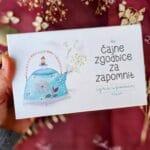 Škatla igre spomin "Čajne zgodbice za zapomnit" z akvarelno ilustracijo modrega čajnika